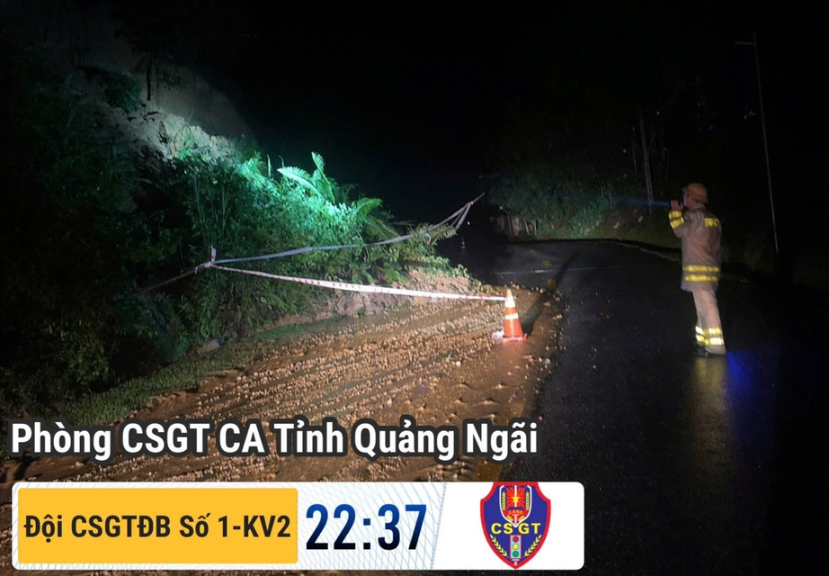 CSGT Quảng Ngãi dầm mình trong mưa lũ điều tiết giao thông, khắc phục sạt lở- Ảnh 11. CSGT Quảng Ngãi dầm mình trong mưa lũ điều tiết giao thông, khắc phục sạt lở- Ảnh 11.