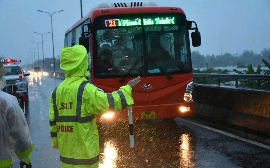 CSGT Quảng Ngãi dầm mình trong mưa lũ điều tiết giao thông, khắc phục sạt lở- Ảnh 13. CSGT Quảng Ngãi dầm mình trong mưa lũ điều tiết giao thông, khắc phục sạt lở- Ảnh 13.