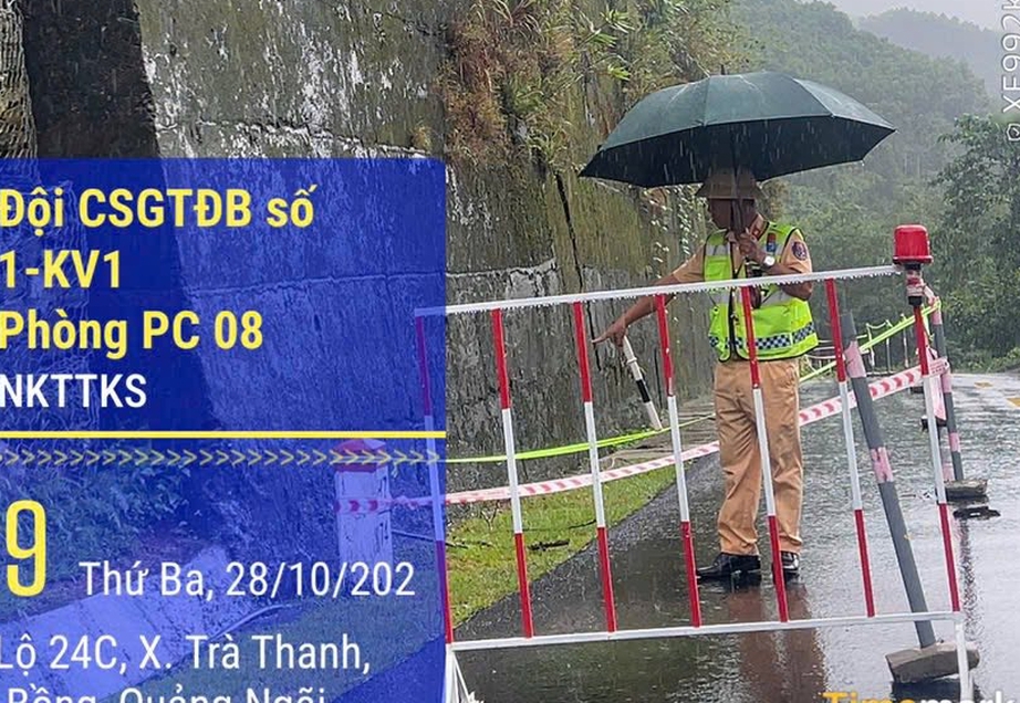 CSGT Quảng Ngãi dầm mình trong mưa lũ điều tiết giao thông, khắc phục sạt lở- Ảnh 7. CSGT Quảng Ngãi dầm mình trong mưa lũ điều tiết giao thông, khắc phục sạt lở- Ảnh 7.