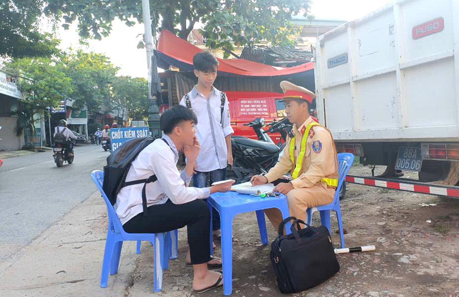 Phú Thọ: Đồng bộ các giải pháp nâng cao ý thức chấp hành pháp luật ATGT cho học sinh- Ảnh 4. Phú Thọ: Đồng bộ các giải pháp nâng cao ý thức chấp hành pháp luật ATGT cho học sinh- Ảnh 4.