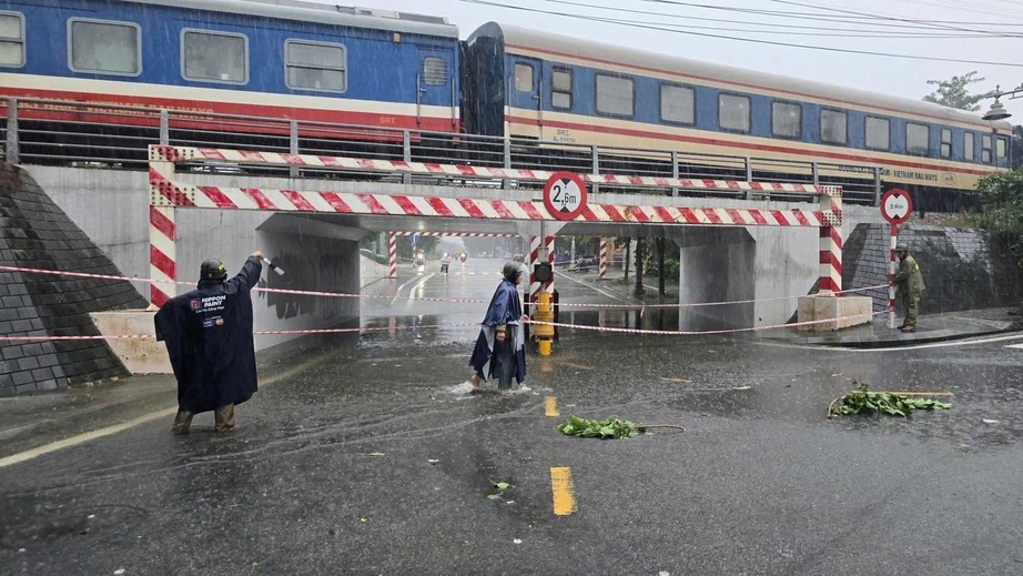 Bộ Xây dựng yêu cầu triển khai phương án ứng phó lũ ở mức cao nhất, bảo đảm ATGT- Ảnh 1. Bộ Xây dựng yêu cầu triển khai phương án ứng phó lũ ở mức cao nhất, bảo đảm ATGT- Ảnh 1.