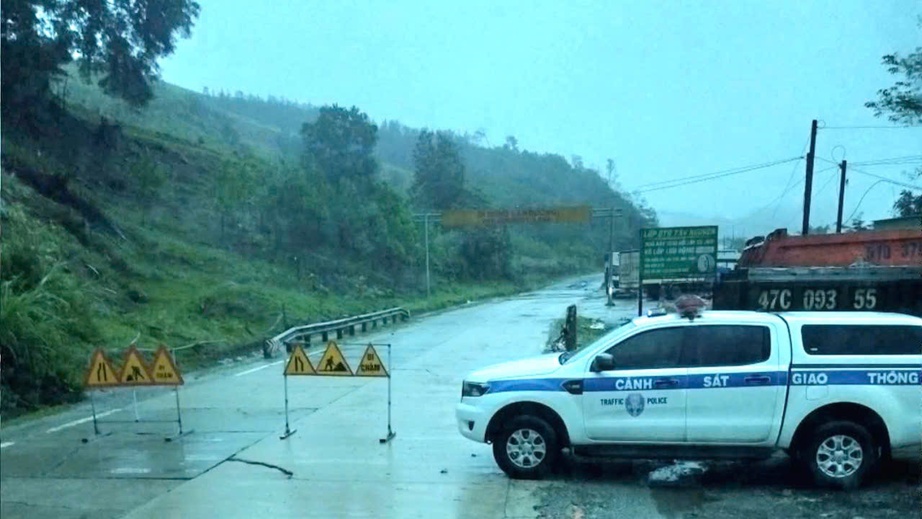 CSGT Quảng Ngãi dầm mình trong mưa lũ điều tiết giao thông, khắc phục sạt lở- Ảnh 8. CSGT Quảng Ngãi dầm mình trong mưa lũ điều tiết giao thông, khắc phục sạt lở- Ảnh 8.