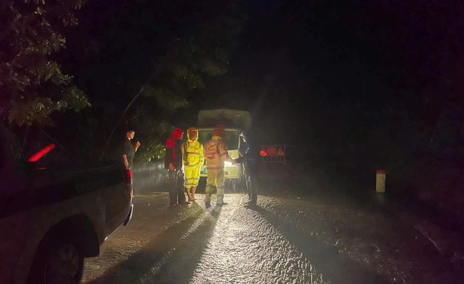 CSGT Quảng Ngãi dầm mình trong mưa lũ điều tiết giao thông, khắc phục sạt lở- Ảnh 12. CSGT Quảng Ngãi dầm mình trong mưa lũ điều tiết giao thông, khắc phục sạt lở- Ảnh 12.