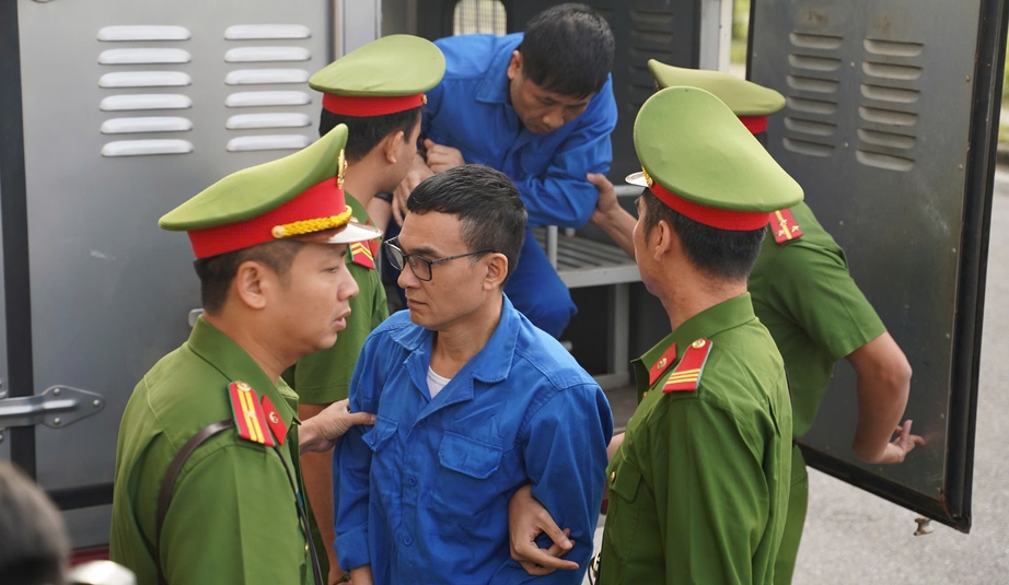 Ca sĩ Vũ Ngọc Hà hầu tòa trong vụ án đánh bạc tại khách sạn Pullman- Ảnh 2.