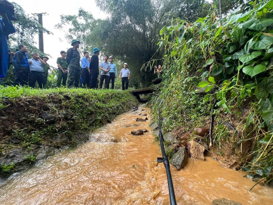 Đà Nẵng: 11 ngôi nhà bị vùi lấp hoàn toàn do sạt lở đất ở xã Trà Tân- Ảnh 2. Đà Nẵng: 11 ngôi nhà bị vùi lấp hoàn toàn do sạt lở đất ở xã Trà Tân- Ảnh 2.