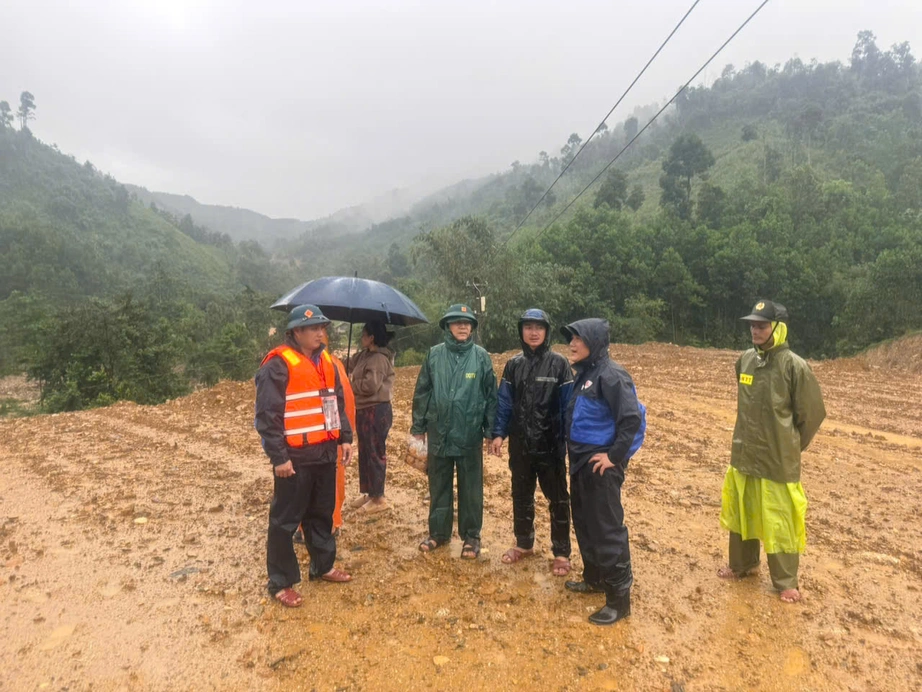 Đà Nẵng: 11 ngôi nhà bị vùi lấp hoàn toàn do sạt lở đất ở xã Trà Tân- Ảnh 1. Đà Nẵng: 11 ngôi nhà bị vùi lấp hoàn toàn do sạt lở đất ở xã Trà Tân- Ảnh 1.