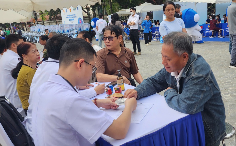Hàng nghìn người dân Thủ đô được khám sàng lọc đột quỵ miễn phí- Ảnh 2. Hàng nghìn người dân Thủ đô được khám sàng lọc đột quỵ miễn phí- Ảnh 2.