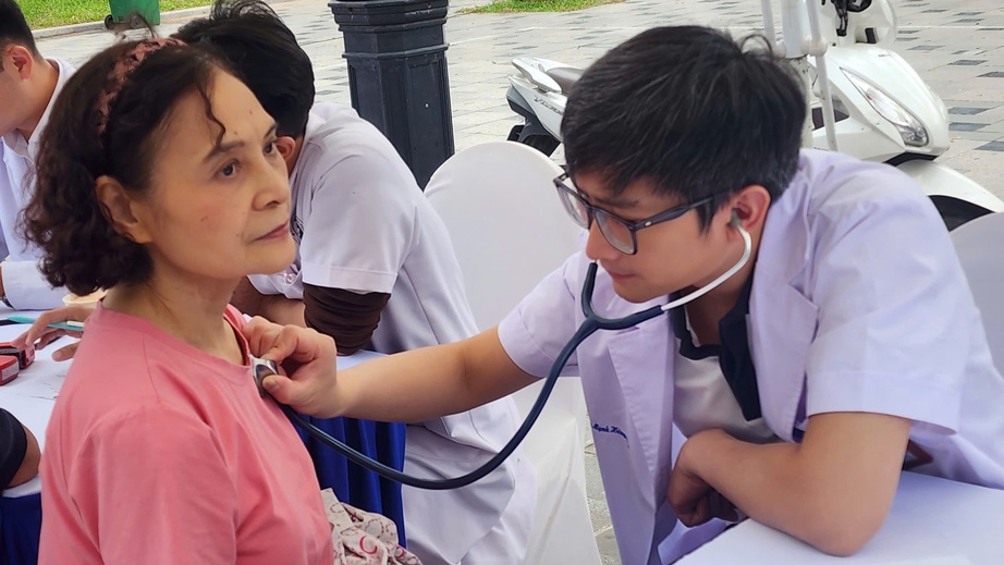 Hàng nghìn người dân Thủ đô được khám sàng lọc đột quỵ miễn phí- Ảnh 1. Hàng nghìn người dân Thủ đô được khám sàng lọc đột quỵ miễn phí- Ảnh 1.