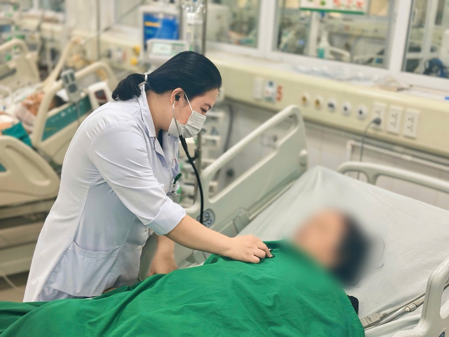 Một cụ bà nguy kịch vì dùng ấu tầu chữa khớp- Ảnh 1. Một cụ bà nguy kịch vì dùng ấu tầu chữa khớp- Ảnh 1.