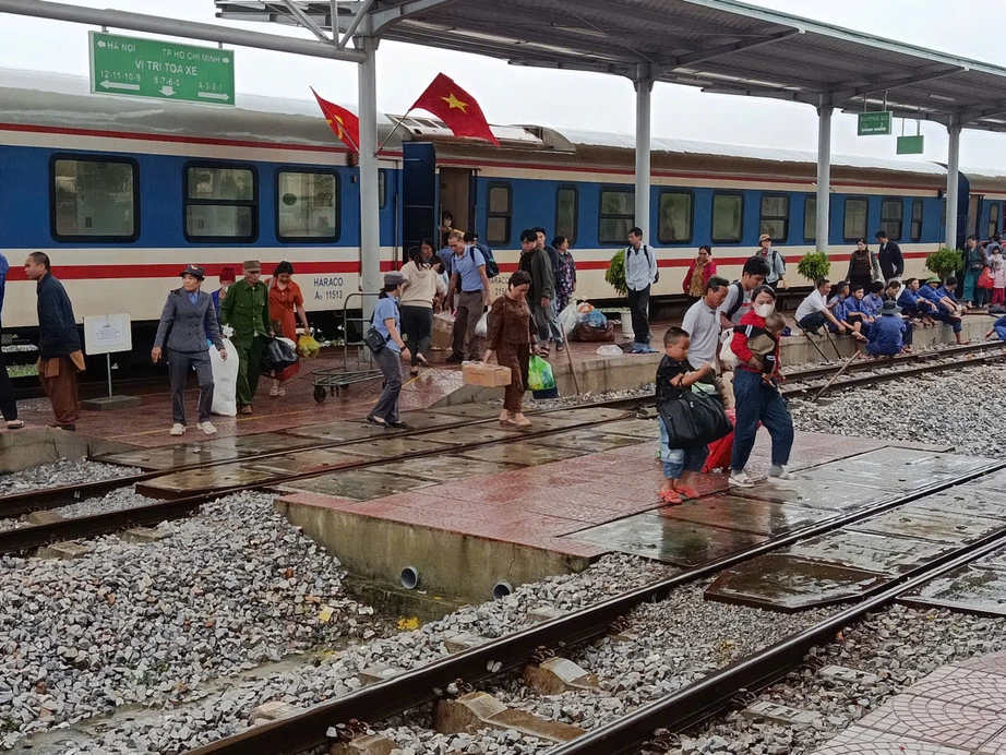 Tránh bão số 13, nhiều tàu tuyến Bắc - Nam tạm dừng chạy- Ảnh 1. Tránh bão số 13, nhiều tàu tuyến Bắc - Nam tạm dừng chạy- Ảnh 1.