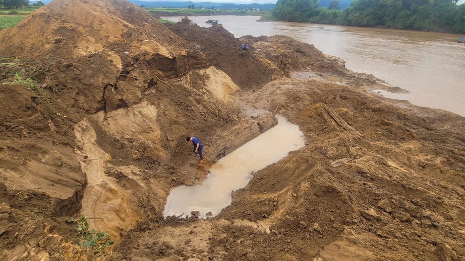 Gia Lai: Xác minh vụ đào bới gây sạt lở bờ sông nghi lấy gỗ chôn lấp sau lũ lụt- Ảnh 1. Gia Lai: Xác minh vụ đào bới gây sạt lở bờ sông nghi lấy gỗ chôn lấp sau lũ lụt- Ảnh 1.