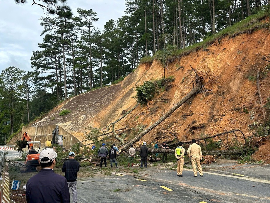 Lâm Đồng: Cấm xe qua đèo D'ran vì sạt lở, phương tiện lưu thông ra sao?- Ảnh 1. Lâm Đồng: Cấm xe qua đèo D'ran vì sạt lở, phương tiện lưu thông ra sao?- Ảnh 1.