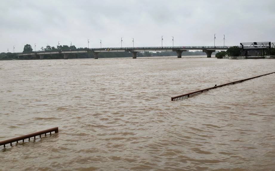 Nhiều nơi ở Quảng Trị ngập sâu, hai người chết và mất tích do mưa lũ- Ảnh 11. Nhiều nơi ở Quảng Trị ngập sâu, hai người chết và mất tích do mưa lũ- Ảnh 11.