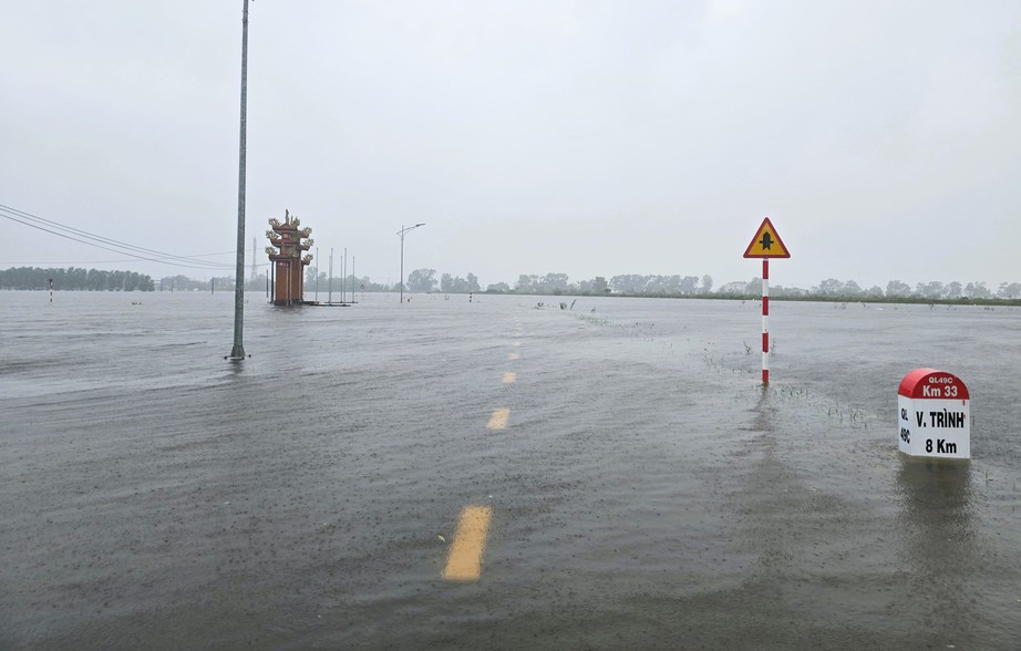 Nhiều nơi ở Quảng Trị ngập sâu, hai người chết và mất tích do mưa lũ- Ảnh 2. Nhiều nơi ở Quảng Trị ngập sâu, hai người chết và mất tích do mưa lũ- Ảnh 2.