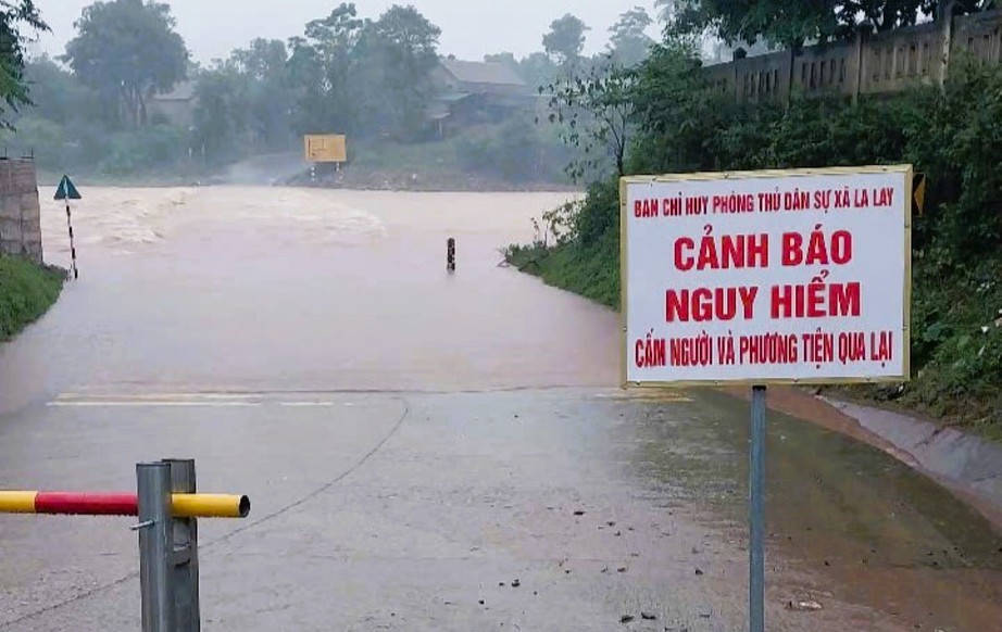 Nhiều nơi ở Quảng Trị ngập sâu, hai người chết và mất tích do mưa lũ- Ảnh 4. Nhiều nơi ở Quảng Trị ngập sâu, hai người chết và mất tích do mưa lũ- Ảnh 4.