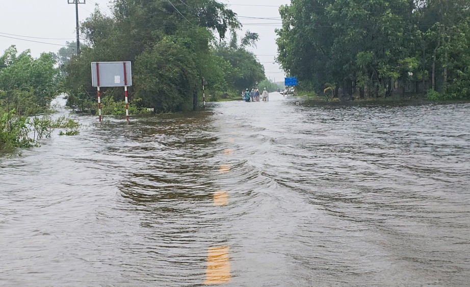 Nhiều nơi ở Quảng Trị ngập sâu, hai người chết và mất tích do mưa lũ- Ảnh 5. Nhiều nơi ở Quảng Trị ngập sâu, hai người chết và mất tích do mưa lũ- Ảnh 5.