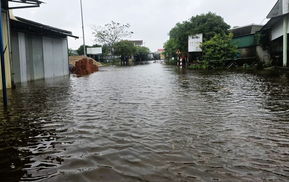 Nhiều nơi ở Quảng Trị ngập sâu, hai người chết và mất tích do mưa lũ- Ảnh 6. Nhiều nơi ở Quảng Trị ngập sâu, hai người chết và mất tích do mưa lũ- Ảnh 6.