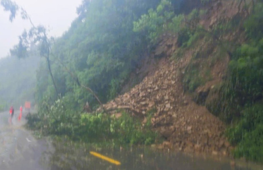 Nhiều nơi ở Quảng Trị ngập sâu, hai người chết và mất tích do mưa lũ- Ảnh 7. Nhiều nơi ở Quảng Trị ngập sâu, hai người chết và mất tích do mưa lũ- Ảnh 7.