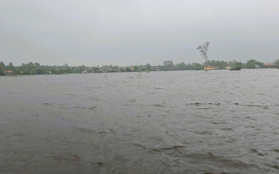 Nhiều nơi ở Quảng Trị ngập sâu, hai người chết và mất tích do mưa lũ- Ảnh 9. Nhiều nơi ở Quảng Trị ngập sâu, hai người chết và mất tích do mưa lũ- Ảnh 9.