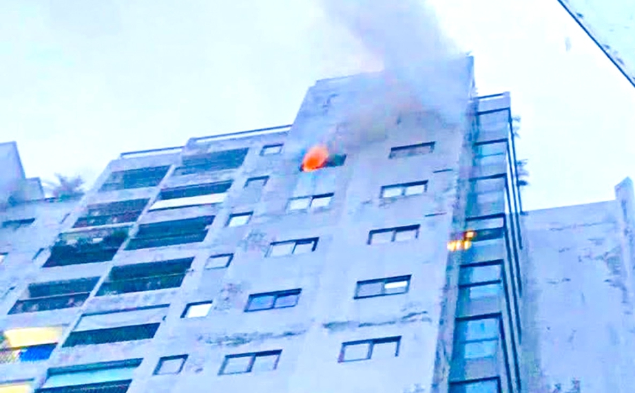 Lửa bùng phát tại chung cư Winhouse Hà Tĩnh lúc rạng sáng, cư dân hoảng hốt tháo chạy - Ảnh 1. Lửa bùng phát tại chung cư Winhouse Hà Tĩnh lúc rạng sáng, cư dân hoảng hốt tháo chạy - Ảnh 1.