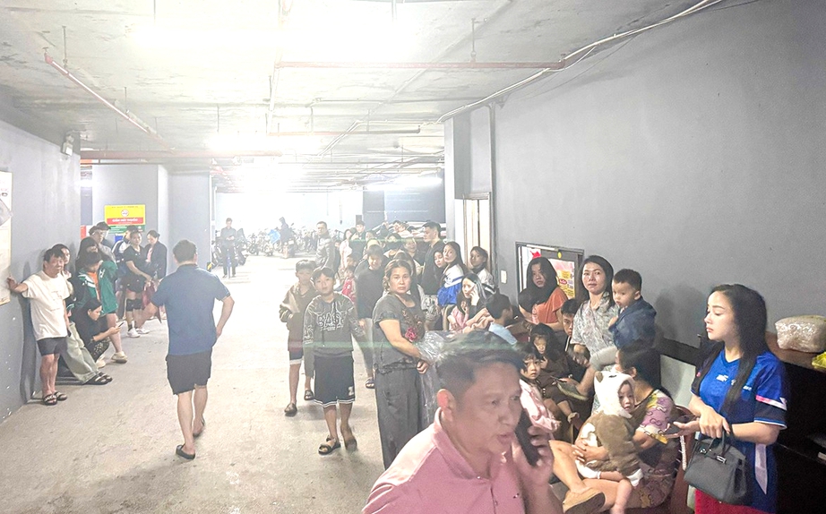 Lửa bùng phát tại chung cư Winhouse Hà Tĩnh lúc rạng sáng, cư dân hoảng hốt tháo chạy - Ảnh 2. Lửa bùng phát tại chung cư Winhouse Hà Tĩnh lúc rạng sáng, cư dân hoảng hốt tháo chạy - Ảnh 2.