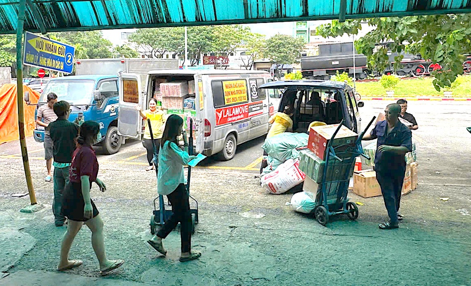 Đường sắt nhận vận chuyển miễn phí hàng cứu trợ đồng bào miền Trung bị mưa lũ- Ảnh 1. Đường sắt nhận vận chuyển miễn phí hàng cứu trợ đồng bào miền Trung bị mưa lũ- Ảnh 1.