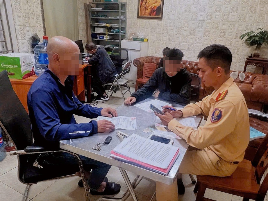 H&agrave; Nội: Con mượn xe m&aacute;y "bốc đầu" tr&ecirc;n phố, cha bị phạt 9 triệu đồng- Ảnh 1.