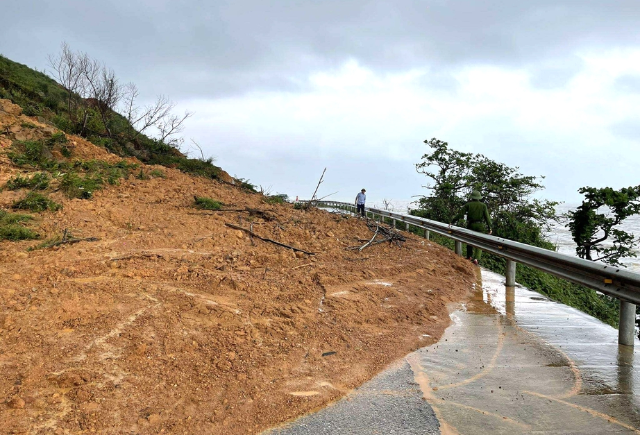 Hà Tĩnh: Mưa lớn suốt đêm, nhiều khu vực ngập sâu, đường ven biển sạt lở nghiêm trọng- Ảnh 2. Hà Tĩnh: Mưa lớn suốt đêm, nhiều khu vực ngập sâu, đường ven biển sạt lở nghiêm trọng- Ảnh 2.