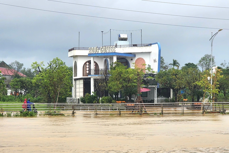 Hà Tĩnh: Mưa lớn suốt đêm, nhiều khu vực ngập sâu, đường ven biển sạt lở nghiêm trọng- Ảnh 1. Hà Tĩnh: Mưa lớn suốt đêm, nhiều khu vực ngập sâu, đường ven biển sạt lở nghiêm trọng- Ảnh 1.