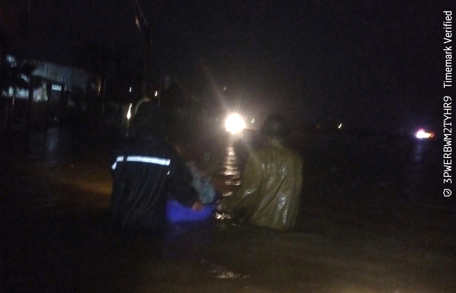 Hà Tĩnh: Mưa lớn suốt đêm, nhiều khu vực ngập sâu, đường ven biển sạt lở nghiêm trọng- Ảnh 3. Hà Tĩnh: Mưa lớn suốt đêm, nhiều khu vực ngập sâu, đường ven biển sạt lở nghiêm trọng- Ảnh 3.