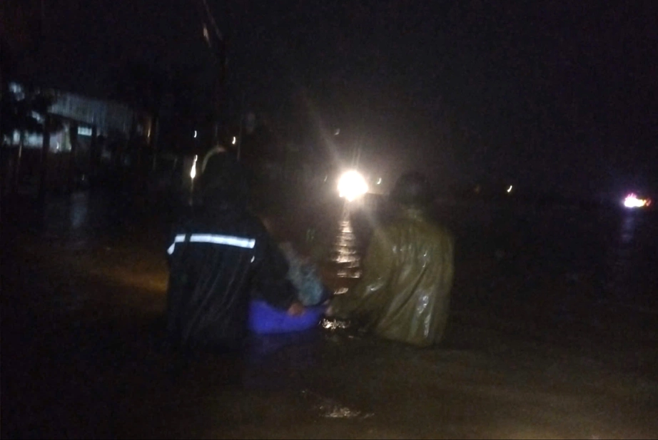 Hà Tĩnh: Mưa lớn suốt đêm, nhiều khu vực ngập sâu, đường ven biển sạt lở nghiêm trọng- Ảnh 4. Hà Tĩnh: Mưa lớn suốt đêm, nhiều khu vực ngập sâu, đường ven biển sạt lở nghiêm trọng- Ảnh 4.