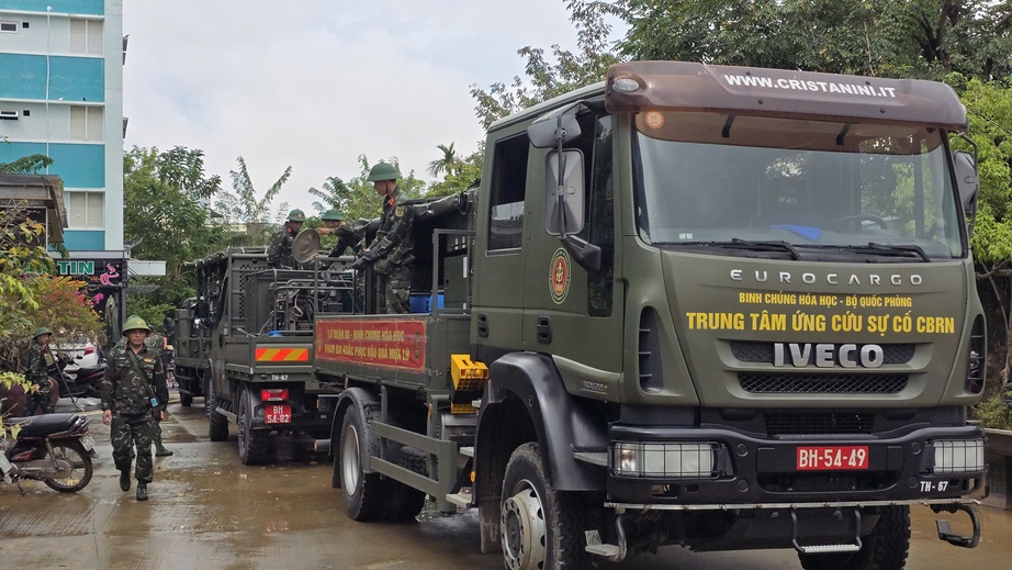 Bộ đội dọn bùn, tiêu độc cho bệnh viện sau lũ lịch sử tại Đà Nẵng- Ảnh 1. Bộ đội dọn bùn, tiêu độc cho bệnh viện sau lũ lịch sử tại Đà Nẵng- Ảnh 1.