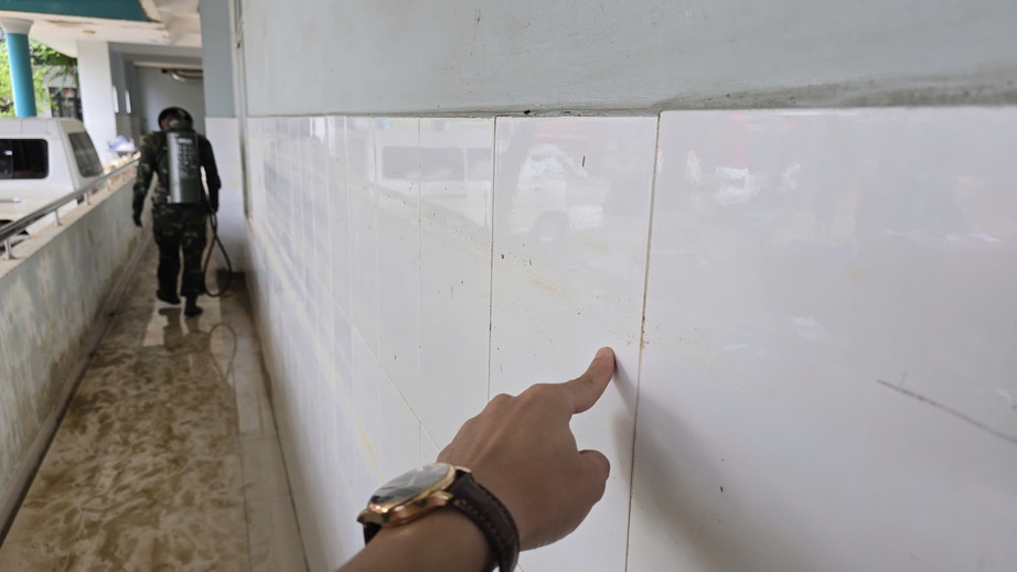 Bộ đội dọn bùn, tiêu độc cho bệnh viện sau lũ lịch sử tại Đà Nẵng- Ảnh 11. Bộ đội dọn bùn, tiêu độc cho bệnh viện sau lũ lịch sử tại Đà Nẵng- Ảnh 11.