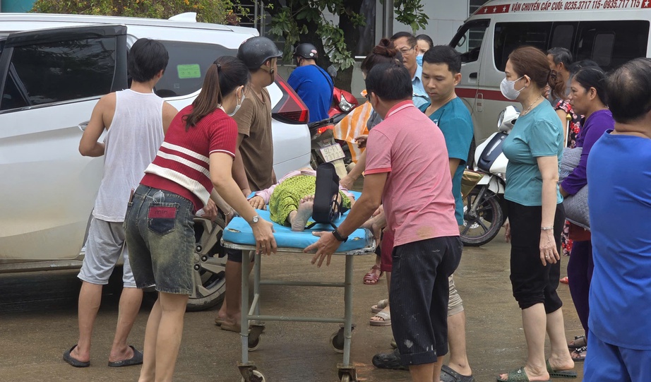 Bộ đội dọn bùn, tiêu độc cho bệnh viện sau lũ lịch sử tại Đà Nẵng- Ảnh 13. Bộ đội dọn bùn, tiêu độc cho bệnh viện sau lũ lịch sử tại Đà Nẵng- Ảnh 13.