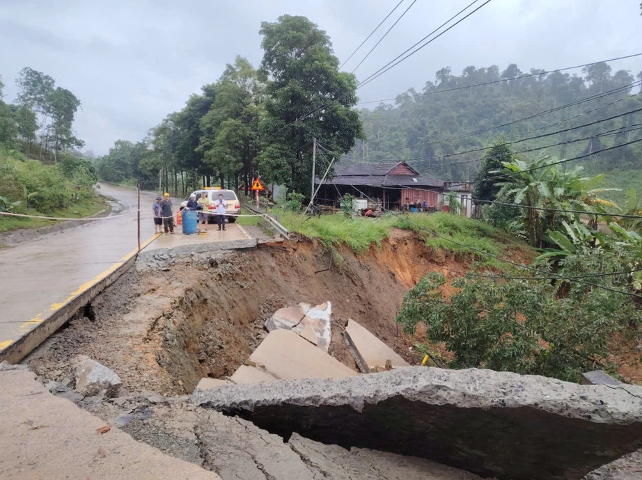 Bộ Xây dựng chỉ đạo toàn ngành vào cuộc ứng phó, khắc phục hậu quả mưa lũ ở Trung Bộ- Ảnh 1. Bộ Xây dựng chỉ đạo toàn ngành vào cuộc ứng phó, khắc phục hậu quả mưa lũ ở Trung Bộ- Ảnh 1.