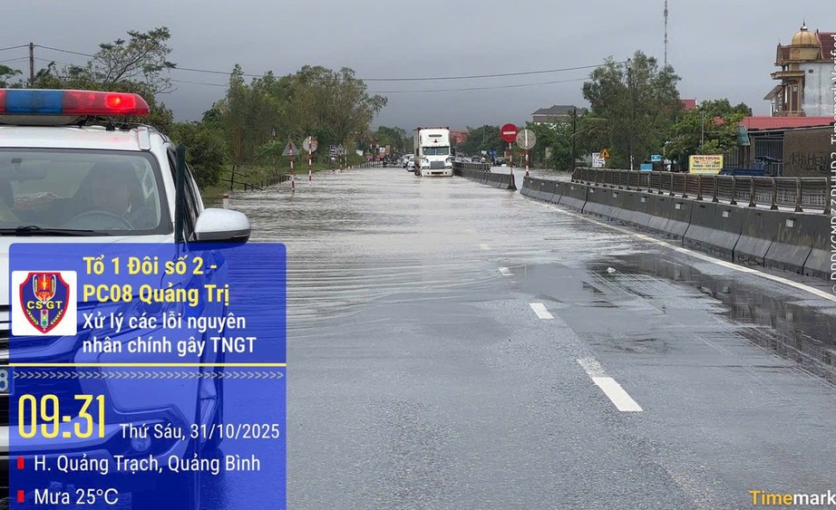 Nhiều nơi ở Quảng Trị còn ngập sâu, bốn người chết và mất tích do mưa lũ- Ảnh 3. Nhiều nơi ở Quảng Trị còn ngập sâu, bốn người chết và mất tích do mưa lũ- Ảnh 3.
