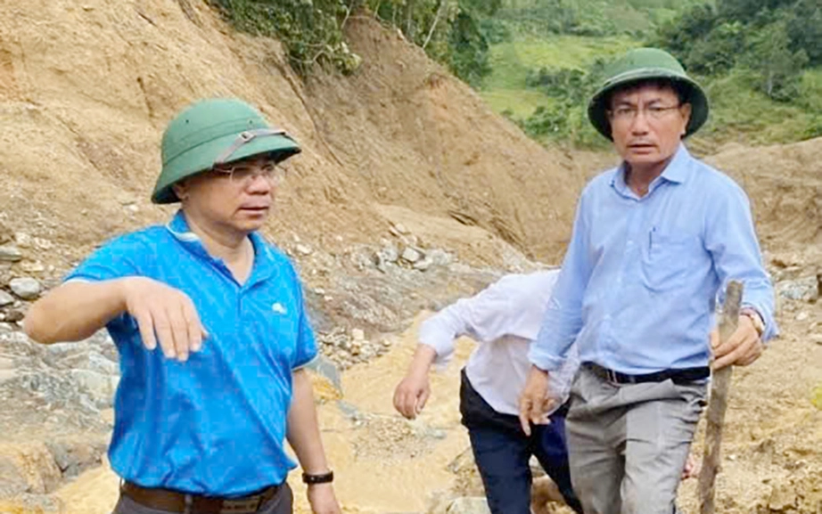 Băng rừng, mở đường mòn tiếp tế lương thực cho người dân bị cô lập ở Quảng Ngãi- Ảnh 7. Băng rừng, mở đường mòn tiếp tế lương thực cho người dân bị cô lập ở Quảng Ngãi- Ảnh 7.