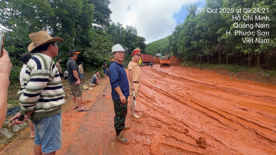 Bộ Xây dựng chỉ đạo toàn ngành vào cuộc ứng phó, khắc phục hậu quả mưa lũ ở Trung Bộ- Ảnh 2. Bộ Xây dựng chỉ đạo toàn ngành vào cuộc ứng phó, khắc phục hậu quả mưa lũ ở Trung Bộ- Ảnh 2.