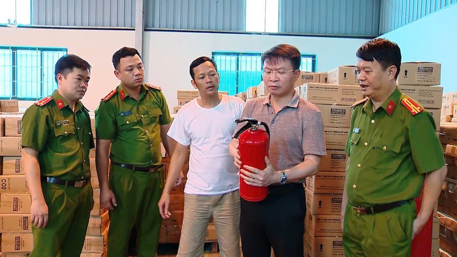 Bắt tạm giam hai giám đốc sản xuất hàng triệu bình chữa cháy giả ở Phú Thọ- Ảnh 2.