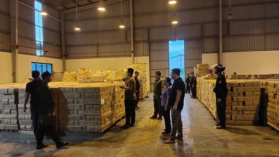 Bắt tạm giam hai giám đốc sản xuất hàng triệu bình chữa cháy giả ở Phú Thọ- Ảnh 1.