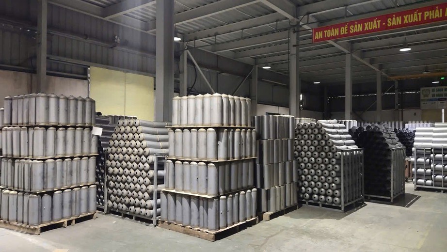 Bắt tạm giam hai giám đốc sản xuất hàng triệu bình chữa cháy giả ở Phú Thọ- Ảnh 3.