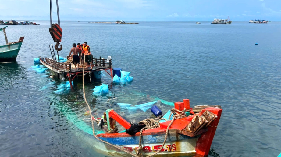 Cà Mau: Tàu bị sóng đánh chìm, hai thuyền viên được cứu vớt an toàn- Ảnh 1.