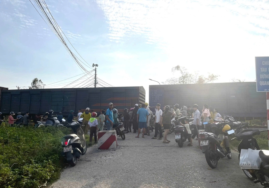 Vượt đường sắt nơi có biển cấm ô tô, xe bán tải bị húc bay, tài xế bị thương nặng- Ảnh 2.