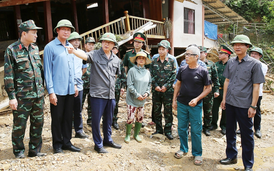 Phó Thủ tướng Trần Hồng Hà kiểm tra khắc phục hậu quả bão số 10 tại Lào Cai- Ảnh 2.