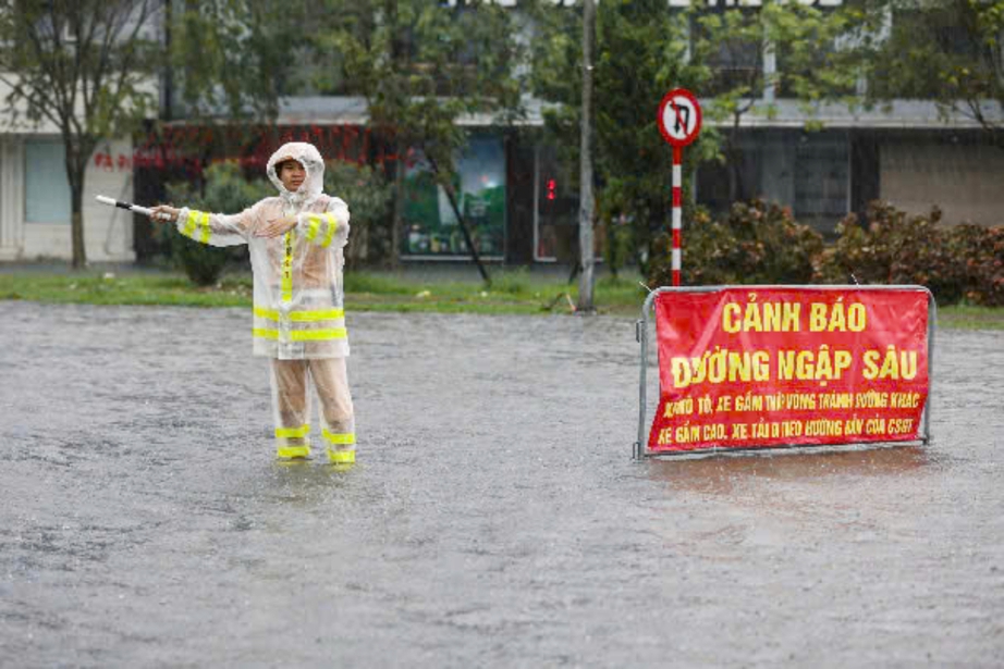 Công an Hà Nội dầm mưa phân luồng, hỗ trợ người dân qua vùng ngập- Ảnh 12.