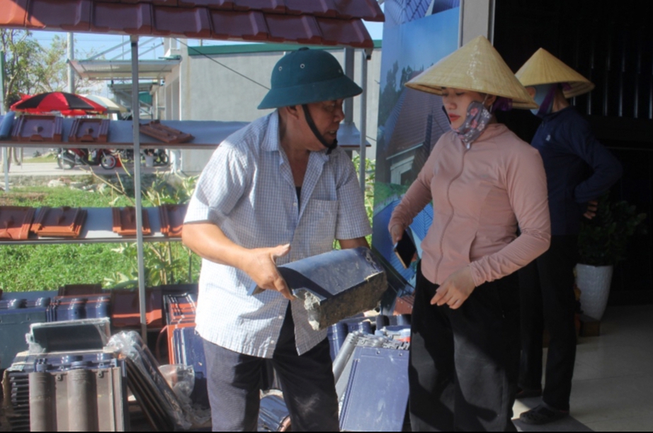Hà Tĩnh: Người dân xếp hàng mua vật liệu xây dựng về sửa chữa nhà cửa sau bão lũ- Ảnh 2.