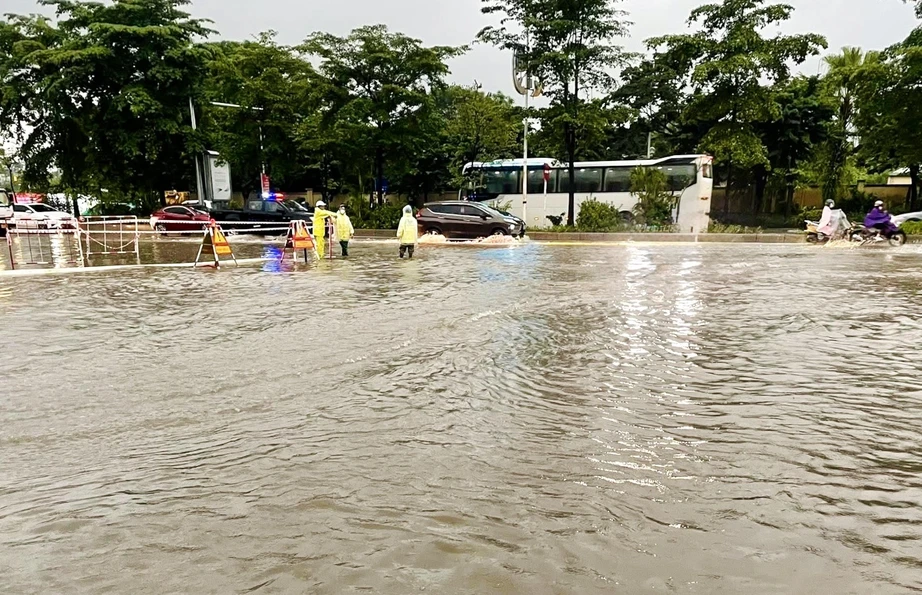 Hà Nội mưa lớn, ngập sâu, học sinh đồng loạt nghỉ học- Ảnh 1.