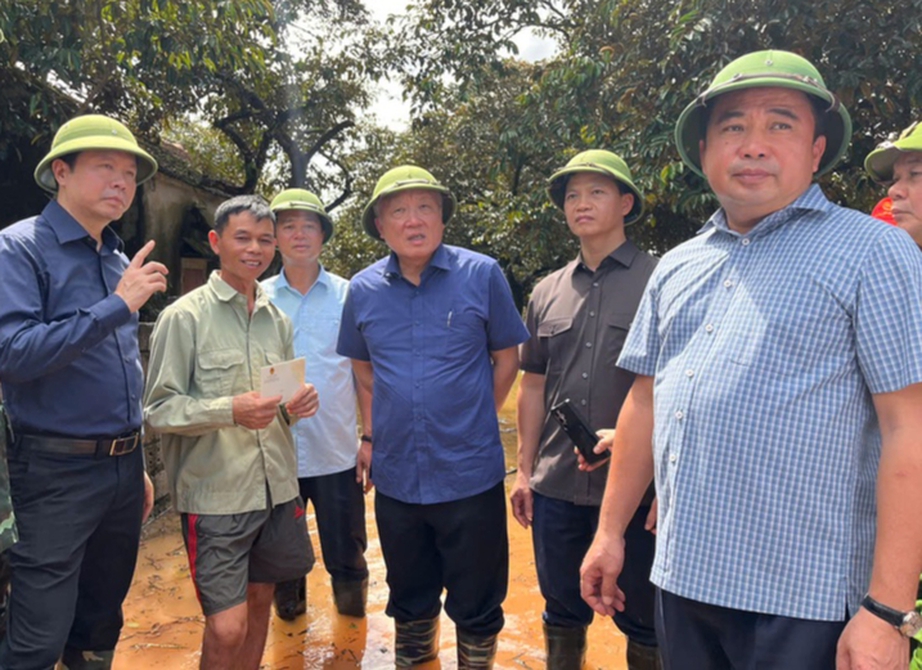 Phó Thủ tướng Thường trực Nguyễn Hòa Bình kiểm tra, chỉ đạo khắc phục mưa lũ tại Bắc Ninh- Ảnh 1.