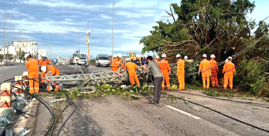Gia Lai: Gần 90% khách hàng vùng tâm bão 13 đã có điện trở lại- Ảnh 1. Gia Lai: Gần 90% khách hàng vùng tâm bão 13 đã có điện trở lại- Ảnh 1.