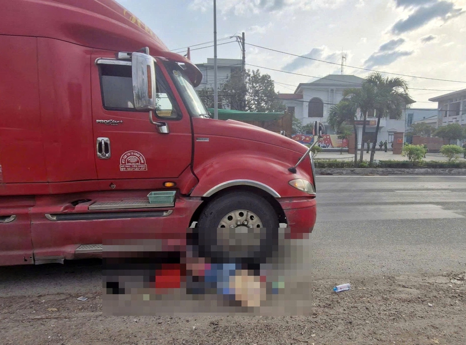 Gia Lai: Va chạm xe đầu kéo trên QL1, người phụ nữ đi xe lăn tử vong thương tâm- Ảnh 1.